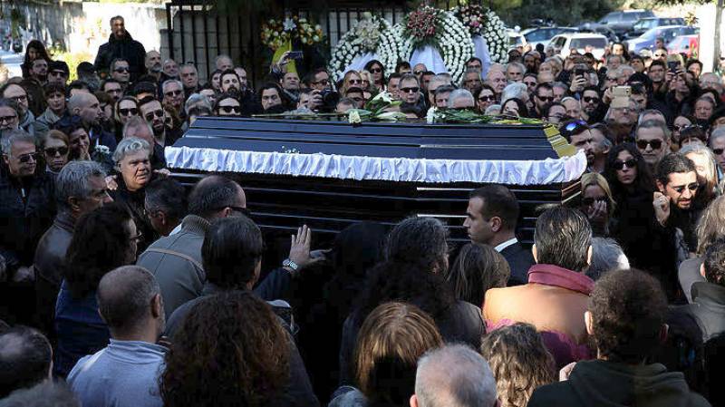 Το τελευταίο «αντίο» στον Τζίμη Πανούση (Βίντεο)