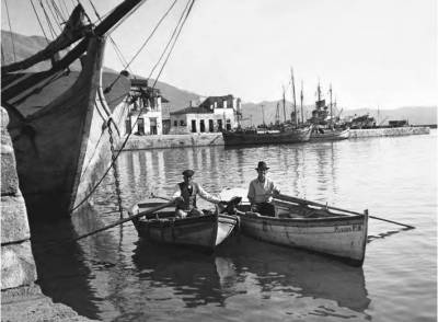 Βαρκάρηδες στο λιμάνι