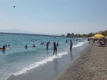 Ανεκτός καύσωνας με δροσιά στις παραλίες