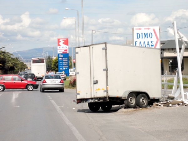 "Τρελή" πορεία τρέιλερ χθες στη Νέα Είσοδο - λύθηκε εν κινήσει από ρουμανικό λεωφορείο