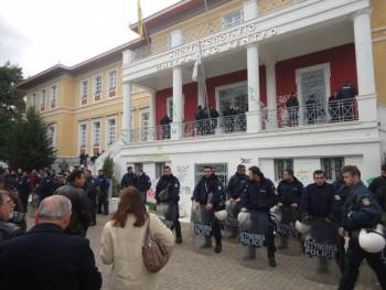 Τα ΜΑΤ "ασπίδα" στο Περιφερειακό Συμβούλιο (συνεχής ενημέρωση)