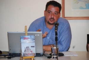 O Δημήτρης Αλεξίου στην "Ε": "Αλάτι κόκκινο", ένα σύγχρονο ελληνικό μυθιστόρημα με επίκεντρο τη Σκύρο