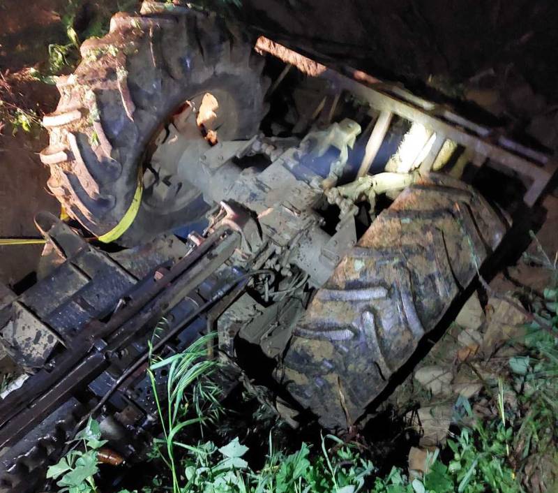 Ανατροπή τρακτέρ στην Πλάτη Φιλιατρών - 21χρονος απεγκλωβίστηκε χωρίς σοβαρό τραυματισμό!