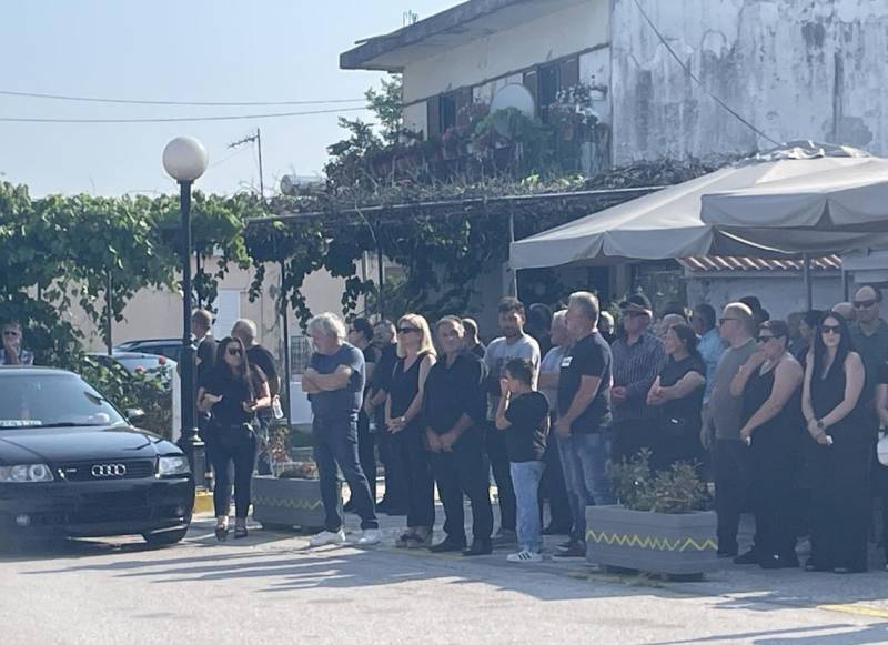 Άρτα: Το τελευταίο αντίο στον 14χρονο Σπύρο Δήμου που πνίγηκε στον Άραχθο (βίντεο)