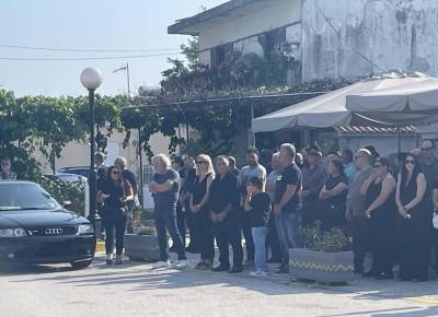 Άρτα: Το τελευταίο αντίο στον 14χρονο Σπύρο Δήμου που πνίγηκε στον Άραχθο (βίντεο)