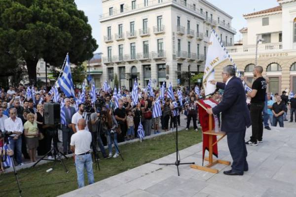 Χρυσή Αυγή - Αντιφασίστες: Εκρηκτική κατάσταση με την Αστυνομία στη μέση στην Καλαμάτα (vid)