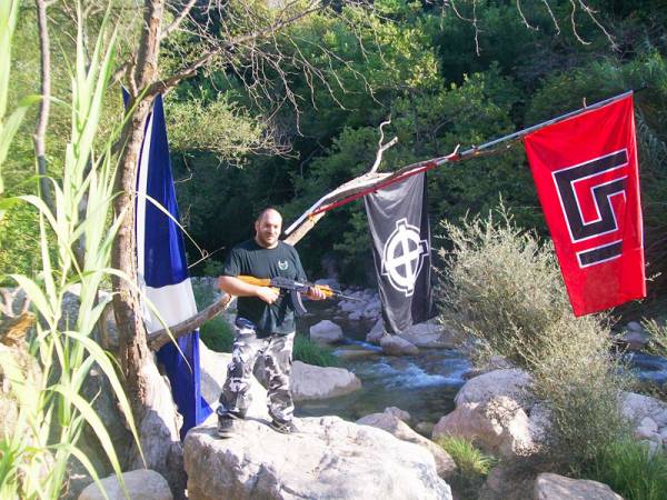 Ασκήσεις ένοπλων χρυσαυγιτών στη Νέδα