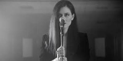 Η Αλεξάνδρα Κόνιακ στις “Αμμοθίνες”