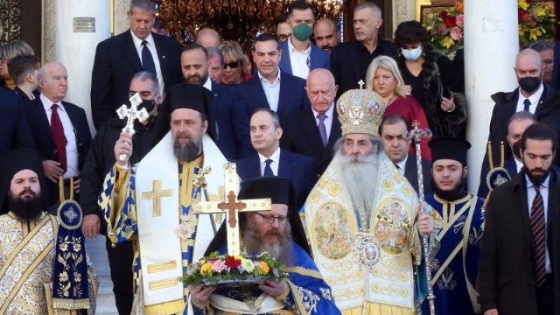 Με λαμπρότητα τα Θεοφάνια στον Πειραιά, προεξάρχοντος του Αρχιεπισκόπου Αθηνών και Πάσης Ελλάδος Ιερώνυμου