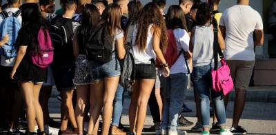 Ανοίγουν τα σχολεία με 30.000 κενά σε εκπαιδευτικούς