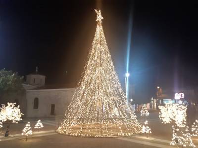 Φωταγωγήθηκε το δέντρο στους Γαργαλιάνους
