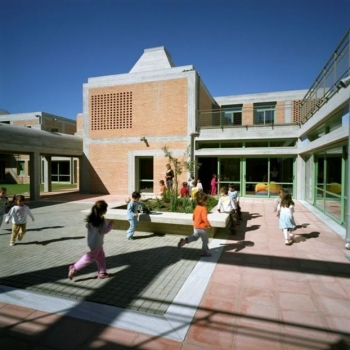 Διανομή σάντουιτς σε 80-120 μαθητές δημοτικών