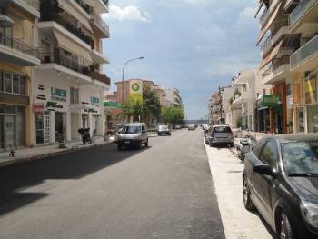 Στάθμευση και στις δύο πλευρές της Φαρών