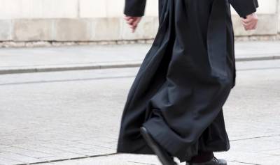 Ρόδος: Απειλούσε ιερέα ότι θα βγάλει φωτογραφίες του στο ίντερνετ και του άρπαξε 20.000 ευρώ