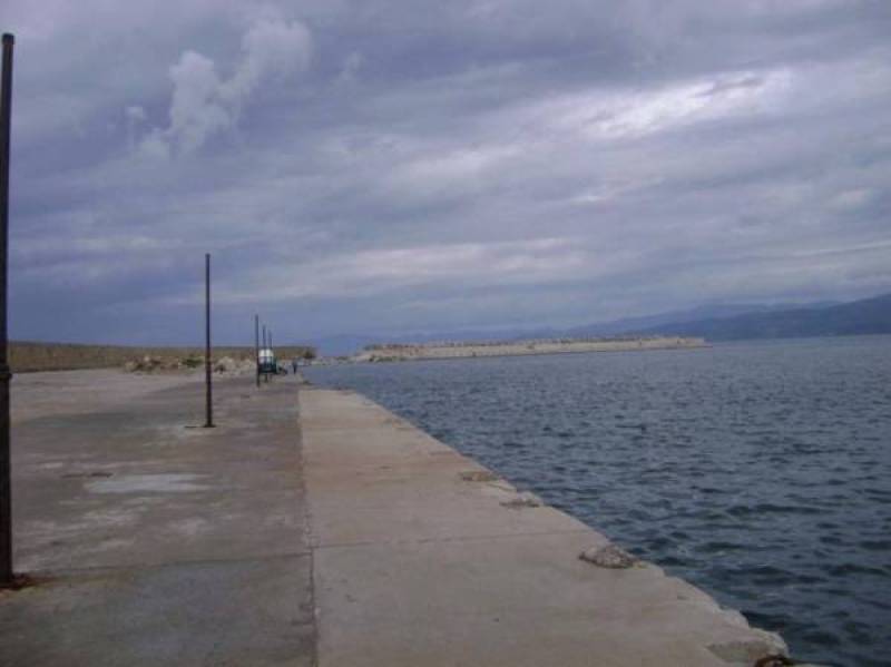 Στο λιμάνι Κυπαρισσίας ακυβέρνητο ιστιοφόρο