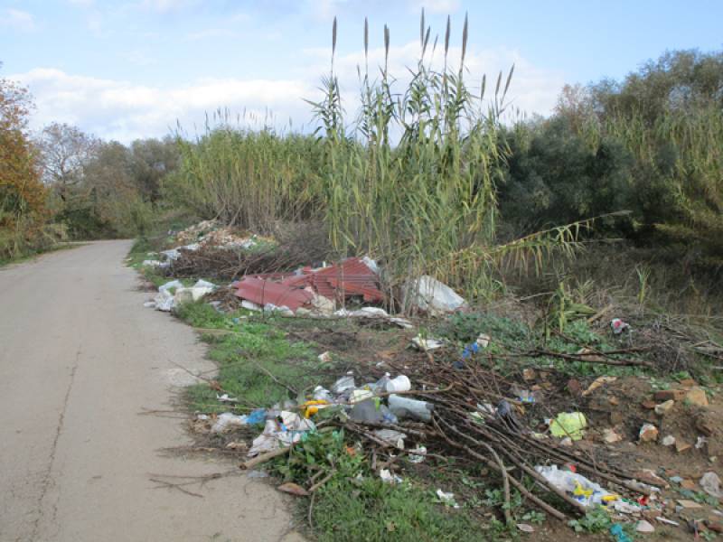Σκουπιδότοπος στη Μαυροζούμενα