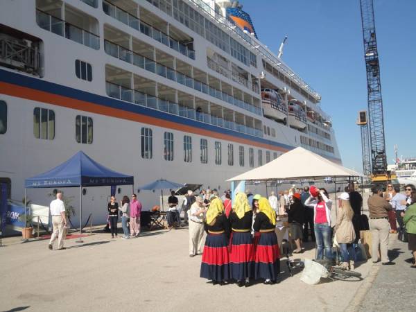 Δύο κρουαζιερόπλοια με Γερμανούς τουρίστες σήμερα στην Καλαμάτα (φωτογραφίες)