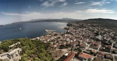 Κλειστά καταλύματα σε παραθαλάσσια χωριά