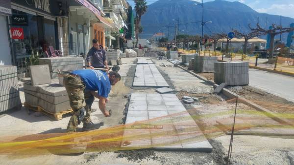 Βάζουν πλάκες στη Ναυαρίνου