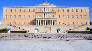 Mειώσεις σε επικουρικές, εφάπαξ και μερίσματα φέρνει το πολυνομοσχέδιο