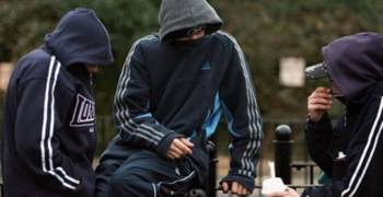 Σπείρα νεαρών "χτύπαγε" αυτοκίνητα και περίπτερα στην Κορινθία