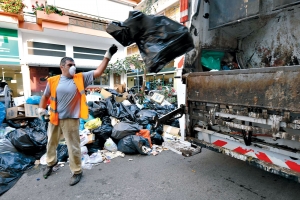 Επίθεση με φωτοβολίδα σε απορριμματοφόρο