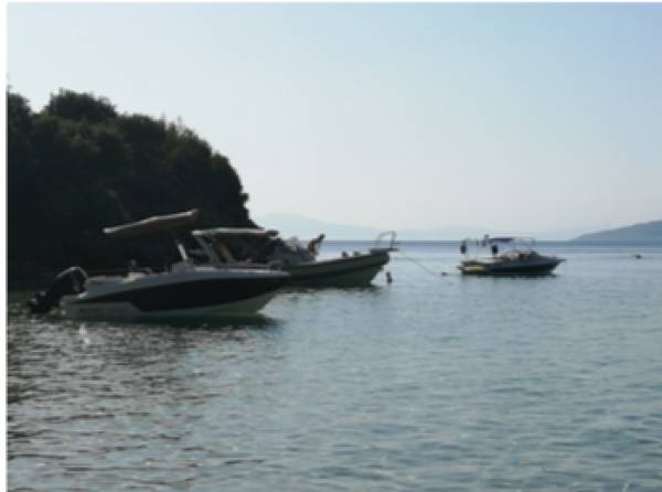 Μεσσηνία: Δύσκολη η συνύπαρξη λουομένων και σκαφών στην Καλόγρια