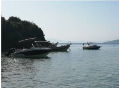 Μεσσηνία: Δύσκολη η συνύπαρξη λουομένων και σκαφών στην Καλόγρια