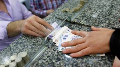 Πήγε με πλαστό 200ευρω σε τράπεζα