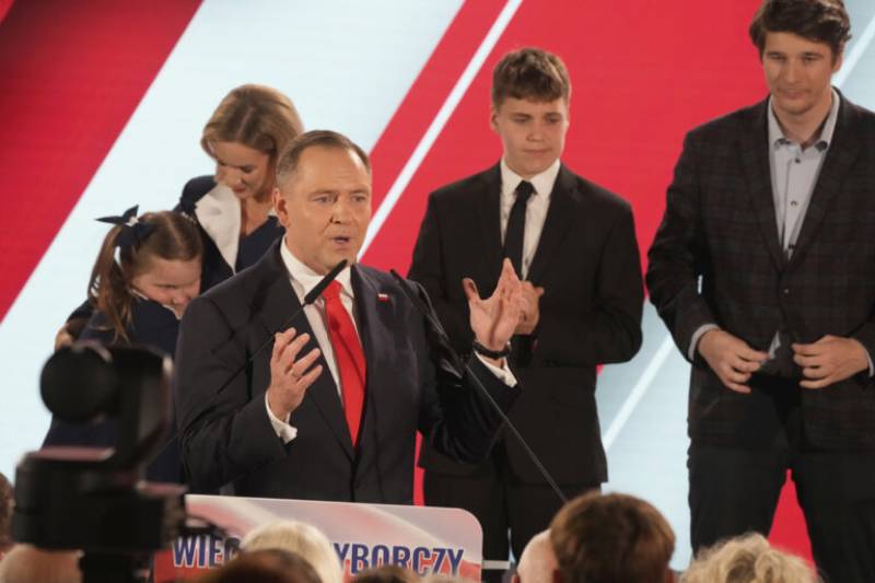 Πολωνία: Ποιος είναι ο Κάρολ Ναβρότσκι και τι σηματοδοτεί η νίκη του (βίντεο)