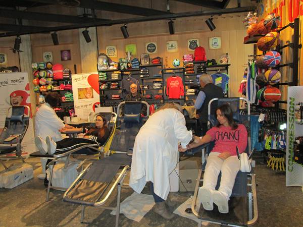 Αιμοδοσία αγάπης στο "Cosmos" (φωτογραφίες - βίντεο)