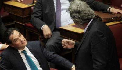 Επεισόδιο στη Βουλή: Πολάκης και Άδωνις παραλίγο να πιαστούν στα χέρια (βίντεο)