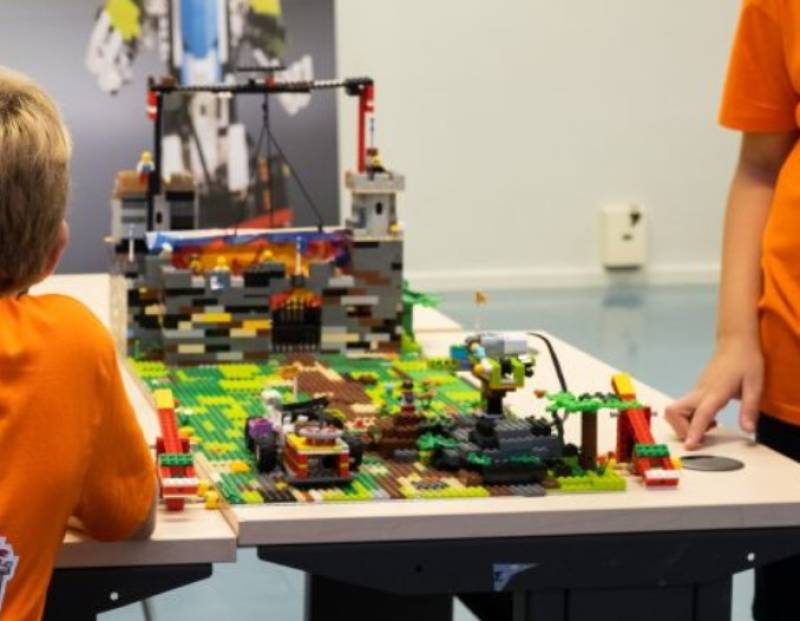 Διαγωνισμός ρομποτικής στα Εκπαιδευτήρια Μπουγά