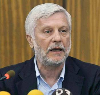 Πυρ ομαδόν πανταχόθεν με αμείλικτα ερωτήματα: "Να αποδείξει ότι δεν είναι ΚασΤατούλης"