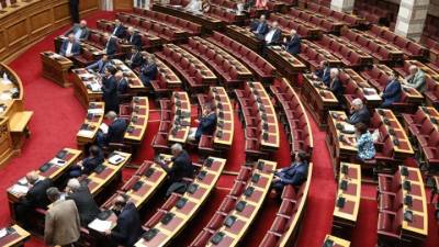 Στην ολομέλεια της Βουλής οι ρυθμίσεις για τα ανασφάλιστα και αδρανή οχήματα