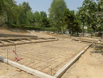 Πεταμένα λεφτά για φιέστες και πλακάκια σε πλατείες