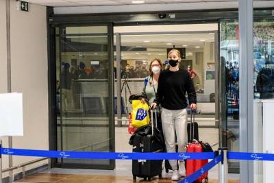 Ρόδος: Έφτασαν οι 189 Ολλανδοί τουρίστες που συμμετέχουν στο πιλοτικό πρόγραμμα