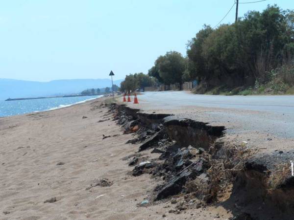 Εβαλαν κώνους στο δρόμο που έφαγε η… θάλασσα