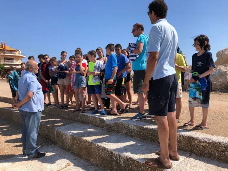 Ελληνόπουλα από Καναδά στη Νήσο Πρώτη