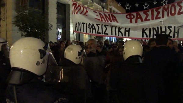 Διαδηλωτές και χρυσαυγίτες πρόσωπο με πρόσωπο στον πεζόδρομο της Αριστομένους