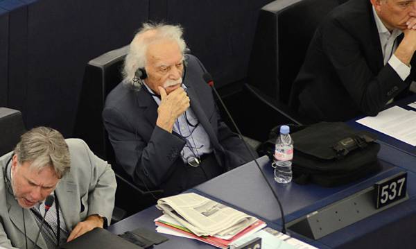 Γλέζος: Να μην μετατραπεί το ευρώ σε μέσο καταπίεσης