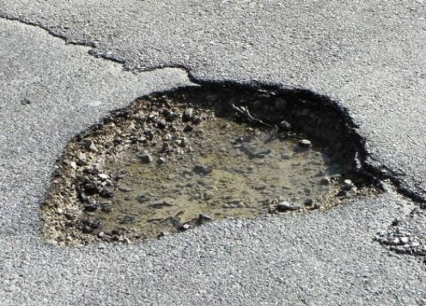 Λακκούβα στην εθνική