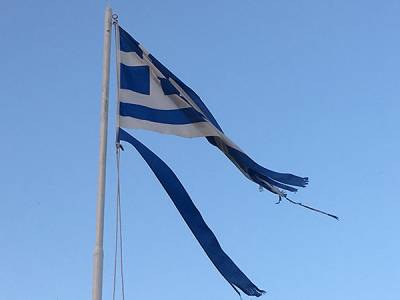 Κουρελιασμένη σημαία στην Κυπαρισσία