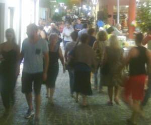 Μεσσήνη: Νησιώτες και επισκέπτες στην γιορτή προσφορών (βίντεο και φωτογραφίες)