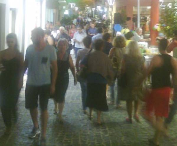 Μεσσήνη: Νησιώτες και επισκέπτες στην γιορτή προσφορών (βίντεο και φωτογραφίες)