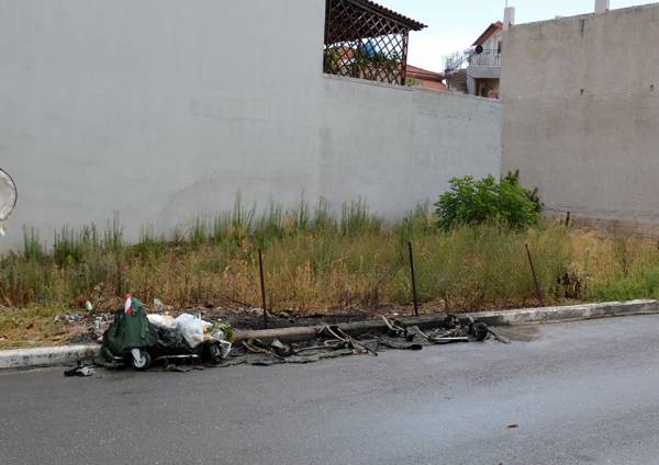 Στάχτη 5 κάδοι απορριμμάτων στους Γαργαλιάνους