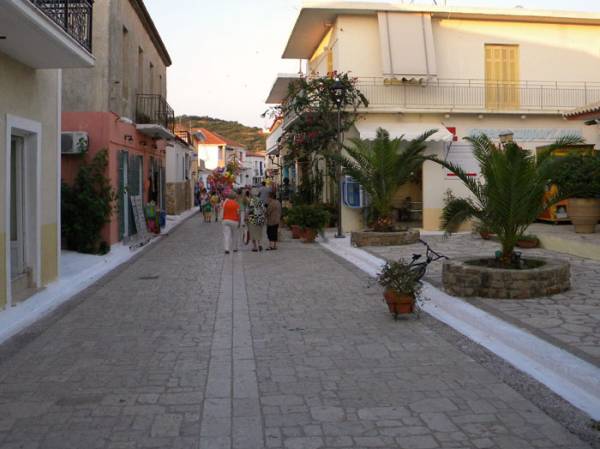 Επέκταση πεζοδρομήσεων στην Φοινικούντα