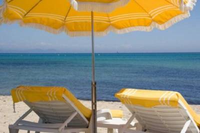Μάντρες και συρματοπλέγματα μέχρι εκεί που φτάνει η άμμος…
