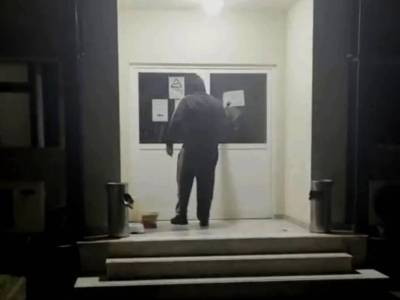 Επίθεση με βαριοπούλες του Ρουβίκωνα στα γραφεία του ΟΠΕΚΕΠΕ Λάρισας