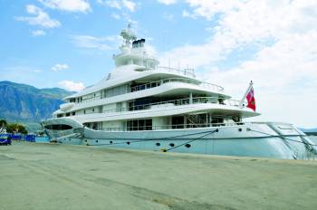 Υπερπολυτελής θαλαμηγός στο λιμάνι της Καλαμάτας